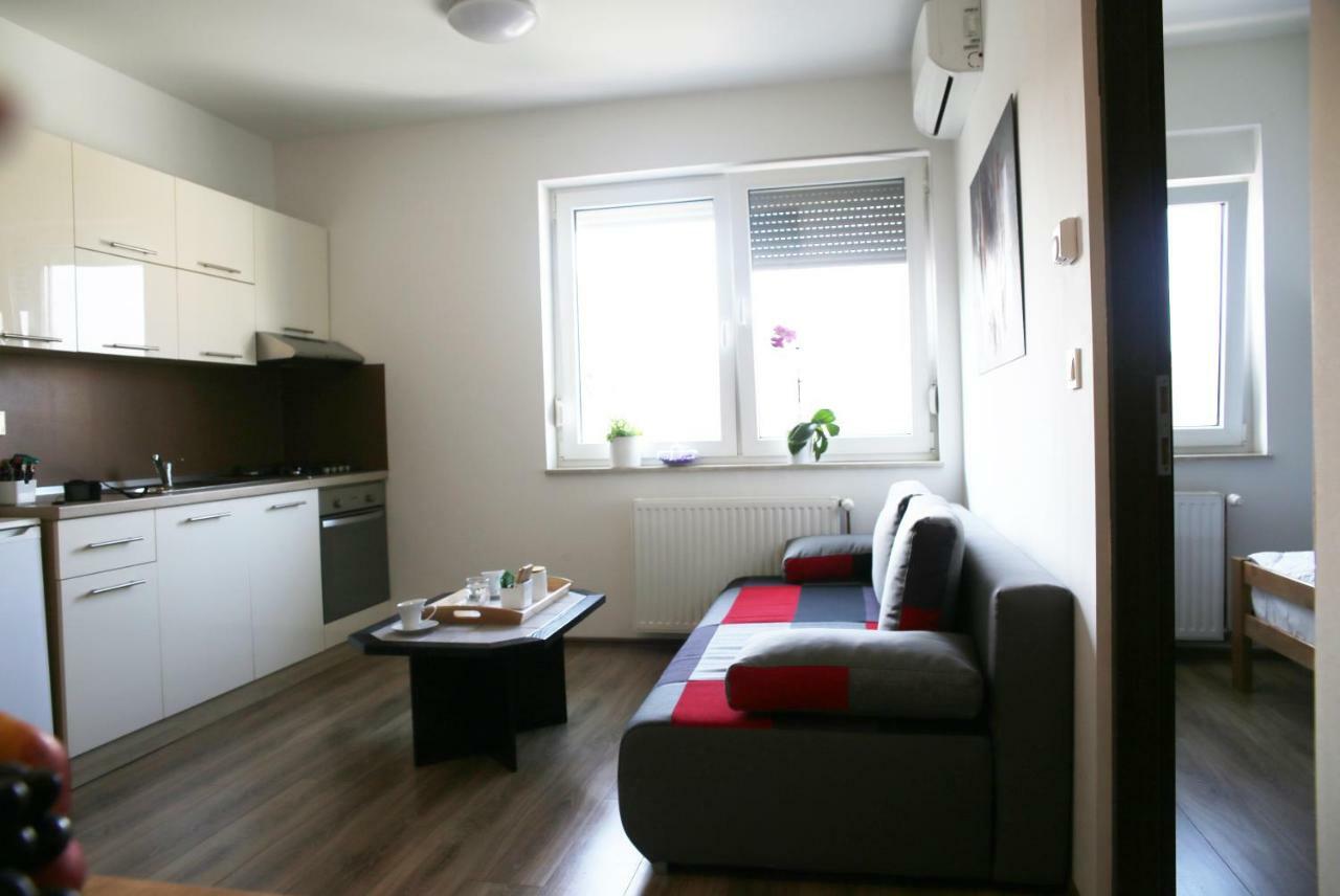 Apartment & Room Renee Osijek Exterior photo